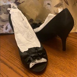 Nine West brand new black satin heel